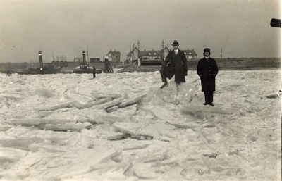 606541 Afbeelding van twee mannen op de dichtgevroren Lek bij Vianen.